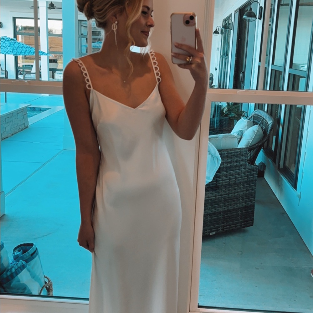 Elegant White Sleeveless Dress